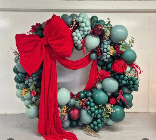 luxury Christmas balloon wreath display Sunshine Coast & Brisbane 

