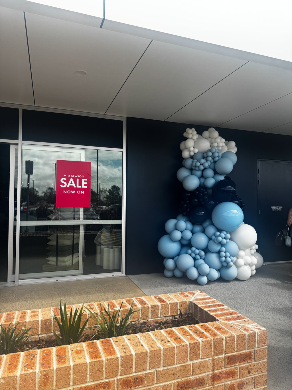 GRAND ENTRANCE BALLOON INSTALLATIONS FOR CORPORATE EVENTS